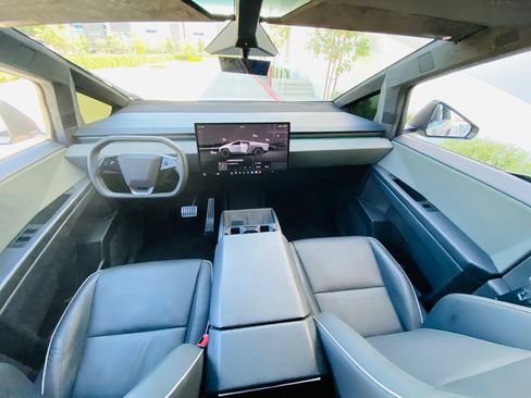 Used 2024 Tesla Cybertruck AWD Crew Cab image 30