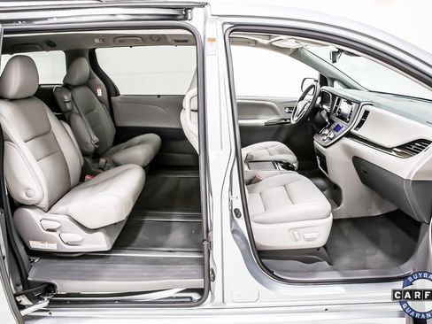 Used 2020 Toyota Sienna XLE image 33