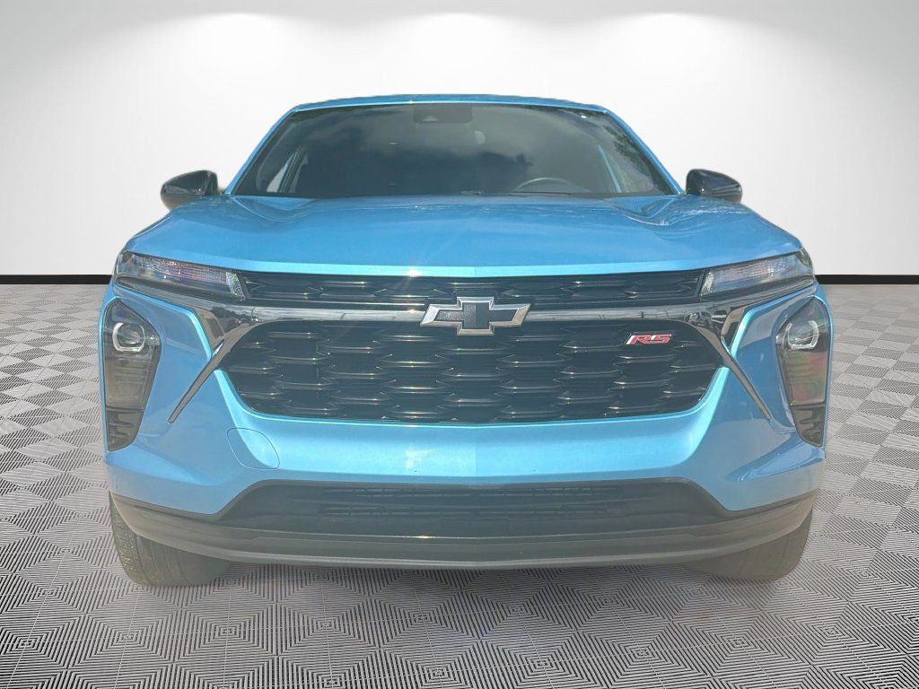 Used 2025 Chevrolet Trax RS w/ Driver Confidence Package FWD image 2