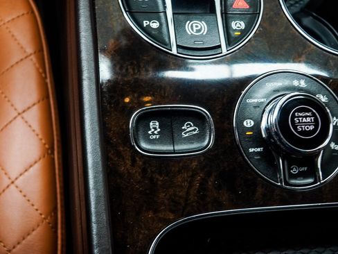 Used 2017 Bentley Bentayga image 23