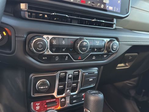 Used 2024 Jeep Gladiator Mojave w/ Technology Group image 22