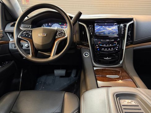 Used 2020 Cadillac Escalade ESV Premium Luxury AWD/4WD image 4