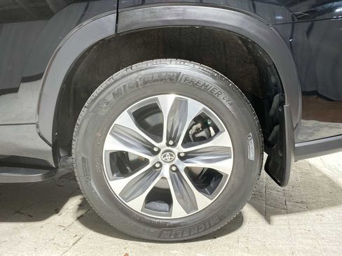 Used 2023 Toyota Highlander XLE image 8