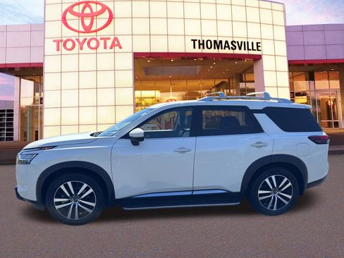 Used 2023 Nissan Pathfinder Platinum image 8