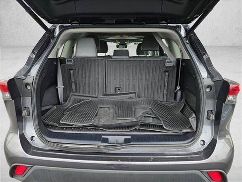 Used 2020 Toyota Highlander XLE AWD/4WD image 6