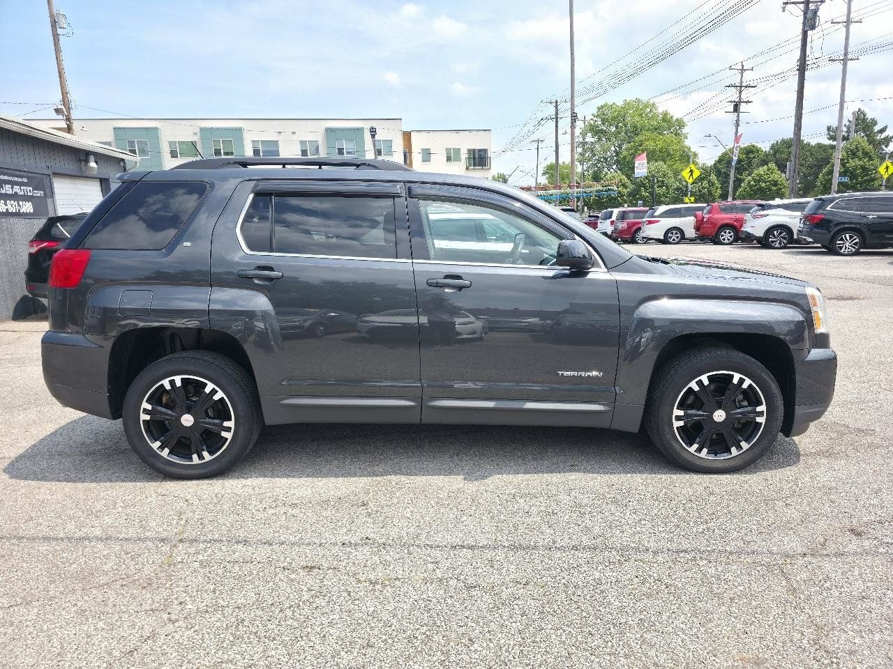 Used 2017 GMC Terrain SLE w/ Technology Package FWD image 4