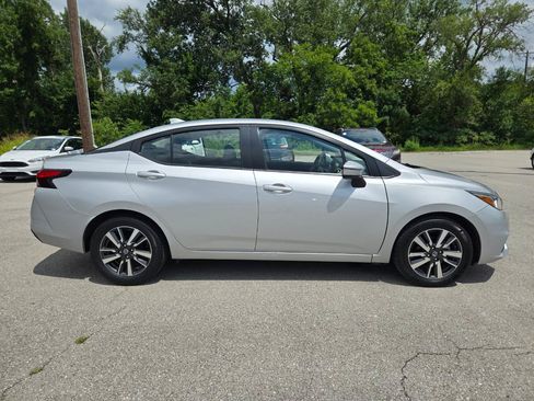 Used 2021 Nissan Versa SV FWD image 4