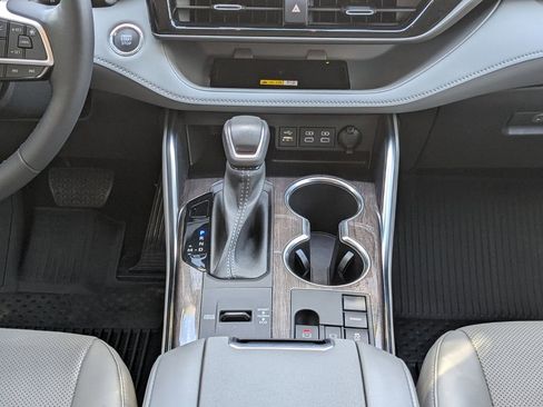 Used 2023 Toyota Highlander Limited FWD image 18