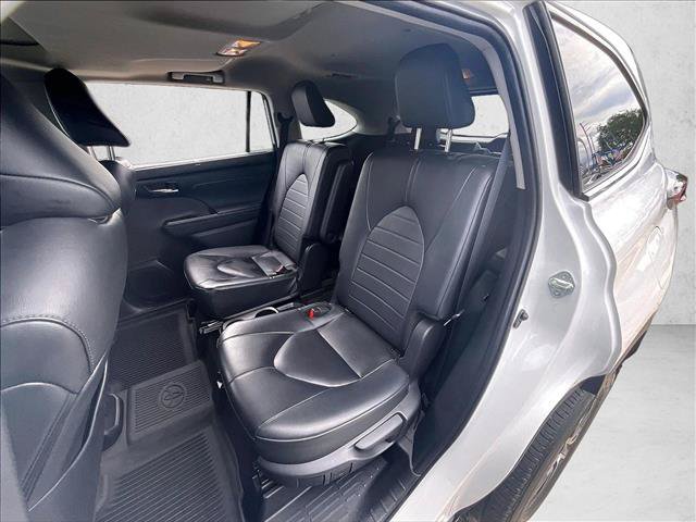 Used 2024 Toyota Highlander XLE FWD image 26