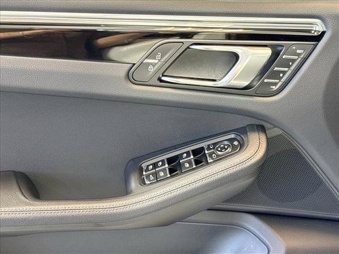 Certified 2025 Porsche Macan AWD/4WD image 11