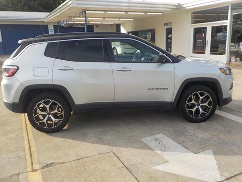 Used 2025 Jeep Compass Limited AWD/4WD image 4