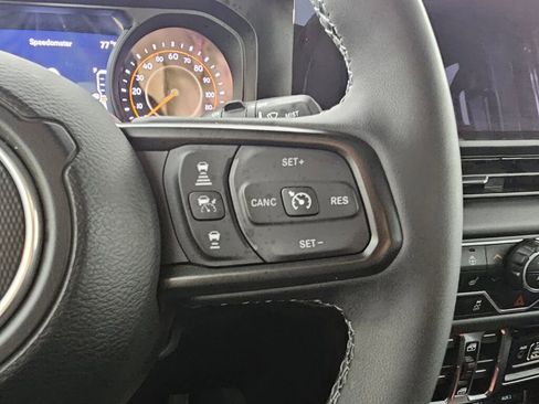 Used 2025 Jeep Wrangler Unlimited Rubicon w/ Convenience Group AWD/4WD image 21