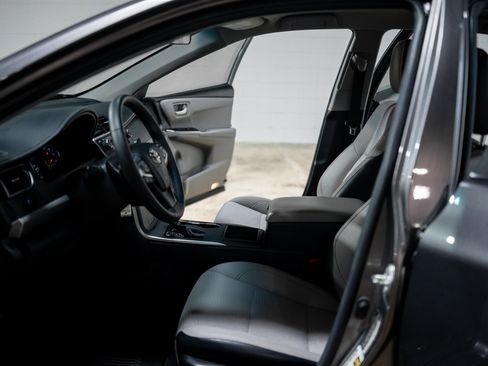 Used 2017 Toyota Camry SE image 32