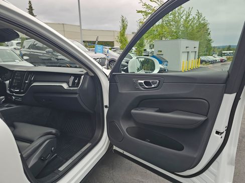 Used 2019 Volvo XC60 T6 Momentum w/ Premium Package AWD/4WD image 12