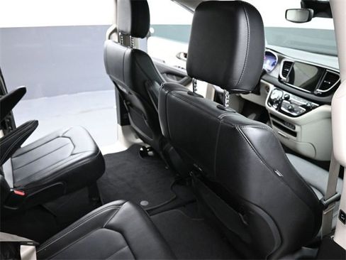 Used 2024 Chrysler Pacifica Touring-L image 21