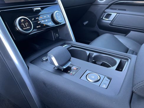 Used 2025 Land Rover Discovery S image 27