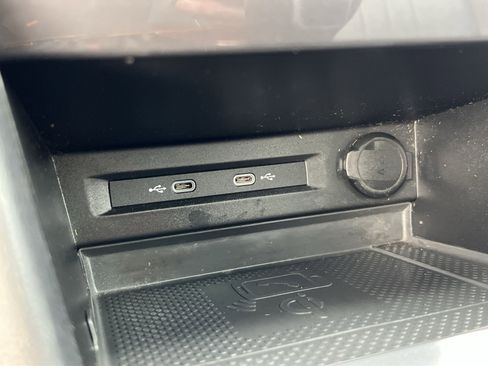 Used 2022 Volkswagen Tiguan SE w/ Panoramic Sunroof Package image 34