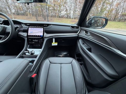 New 2025 Jeep Grand Cherokee Limited image 14