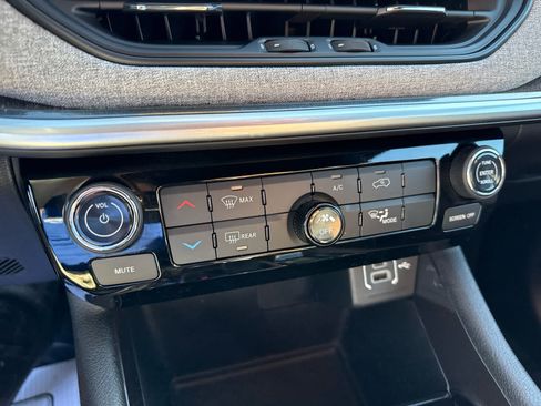 Used 2024 Jeep Compass Latitude w/ Sun and Sound Group AWD/4WD image 18