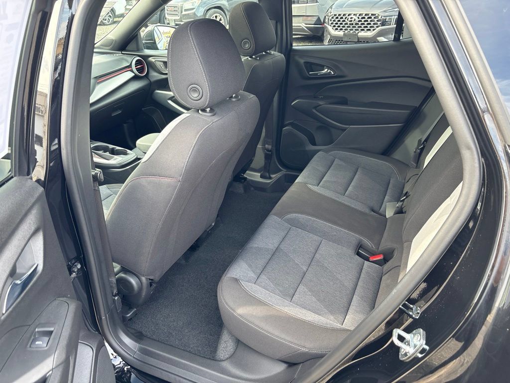 Used 2024 Chevrolet Trax RS w/ Sunroof Package FWD image 26