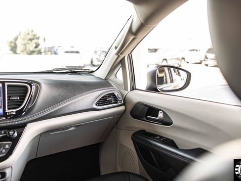 Used 2023 Chrysler Pacifica Touring-L FWD image 31