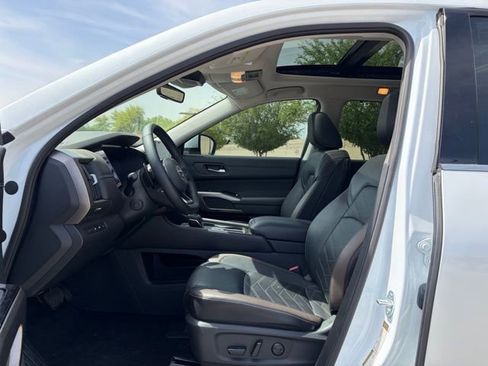 Used 2025 Nissan Pathfinder Platinum w/ Cargo Package image 12