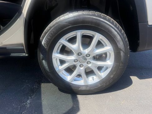 Used 2014 Jeep Cherokee Latitude w/ Comfort/Convenience Group AWD/4WD image 37