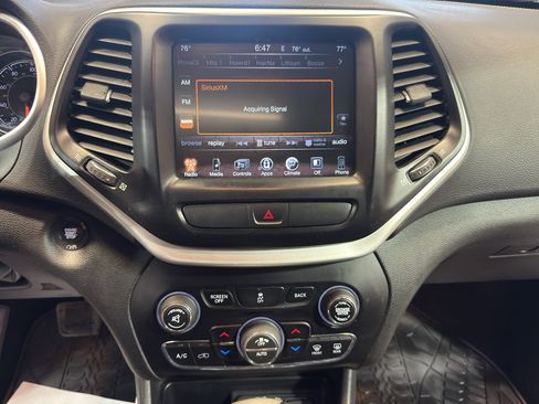 Used 2018 Jeep Cherokee Latitude Plus w/ Comfort/Convenience Group image 17