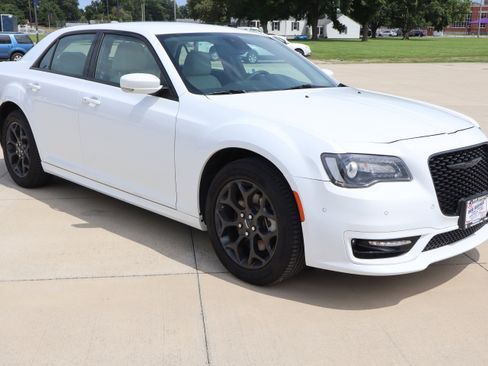 Used 2023 Chrysler 300 Touring L image 4
