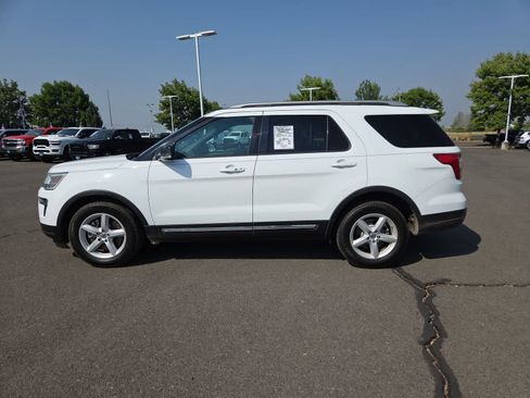 Used 2018 Ford Explorer XLT w/ Equipment Group 202A FWD image 11