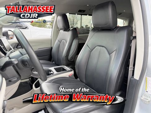 Used 2023 Chrysler Pacifica Touring-L FWD image 14