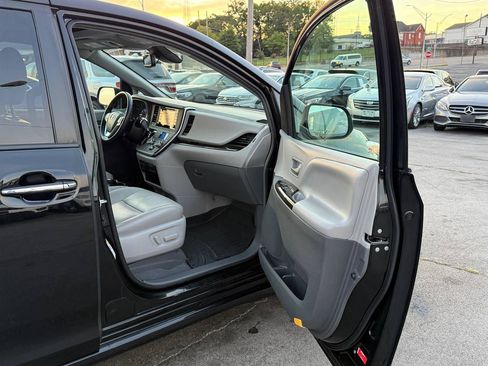 Used 2019 Toyota Sienna XLE FWD image 21
