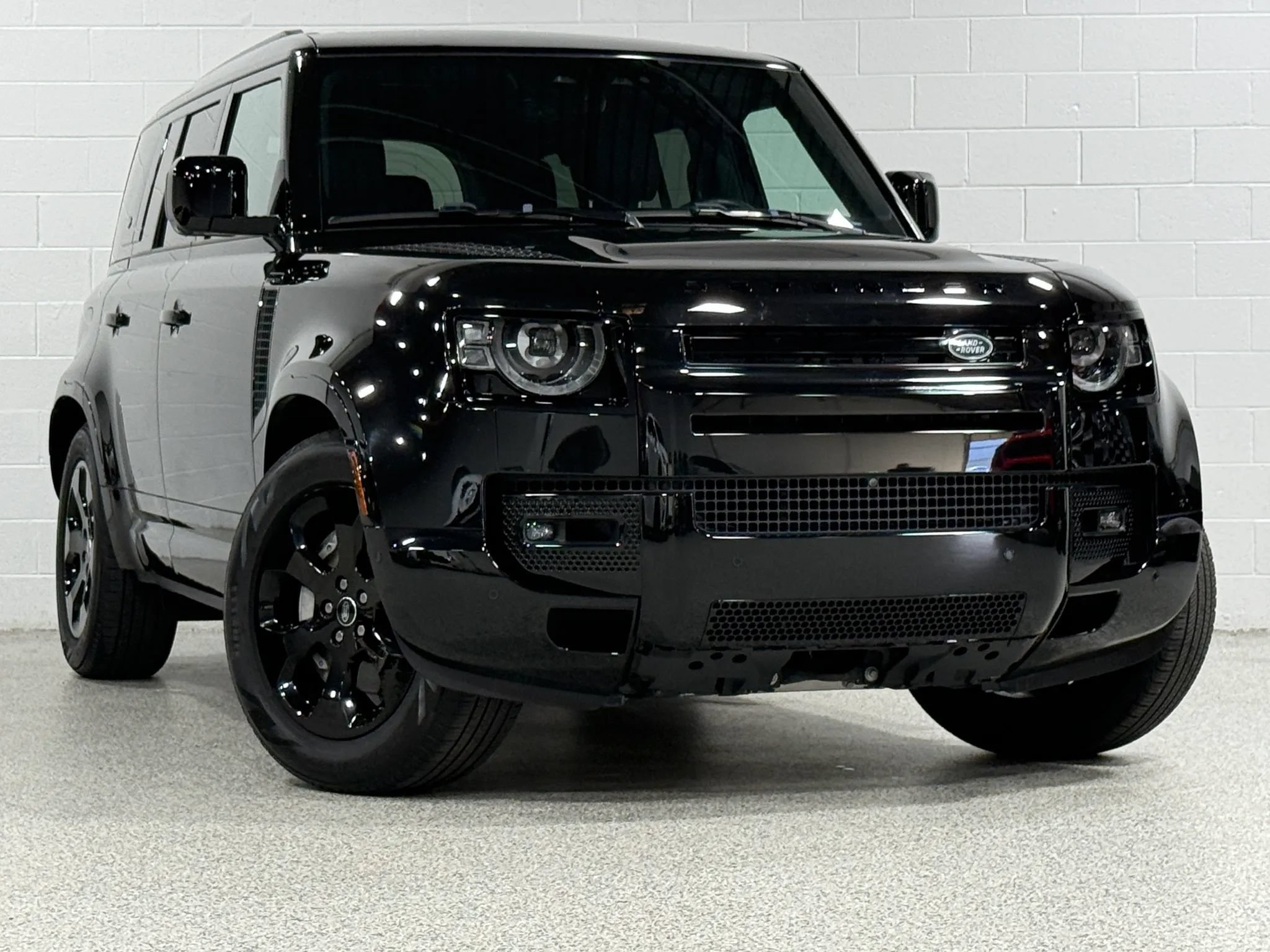 Used 2024 Land Rover Defender 110 X-Dynamic SE AWD/4WD image 4