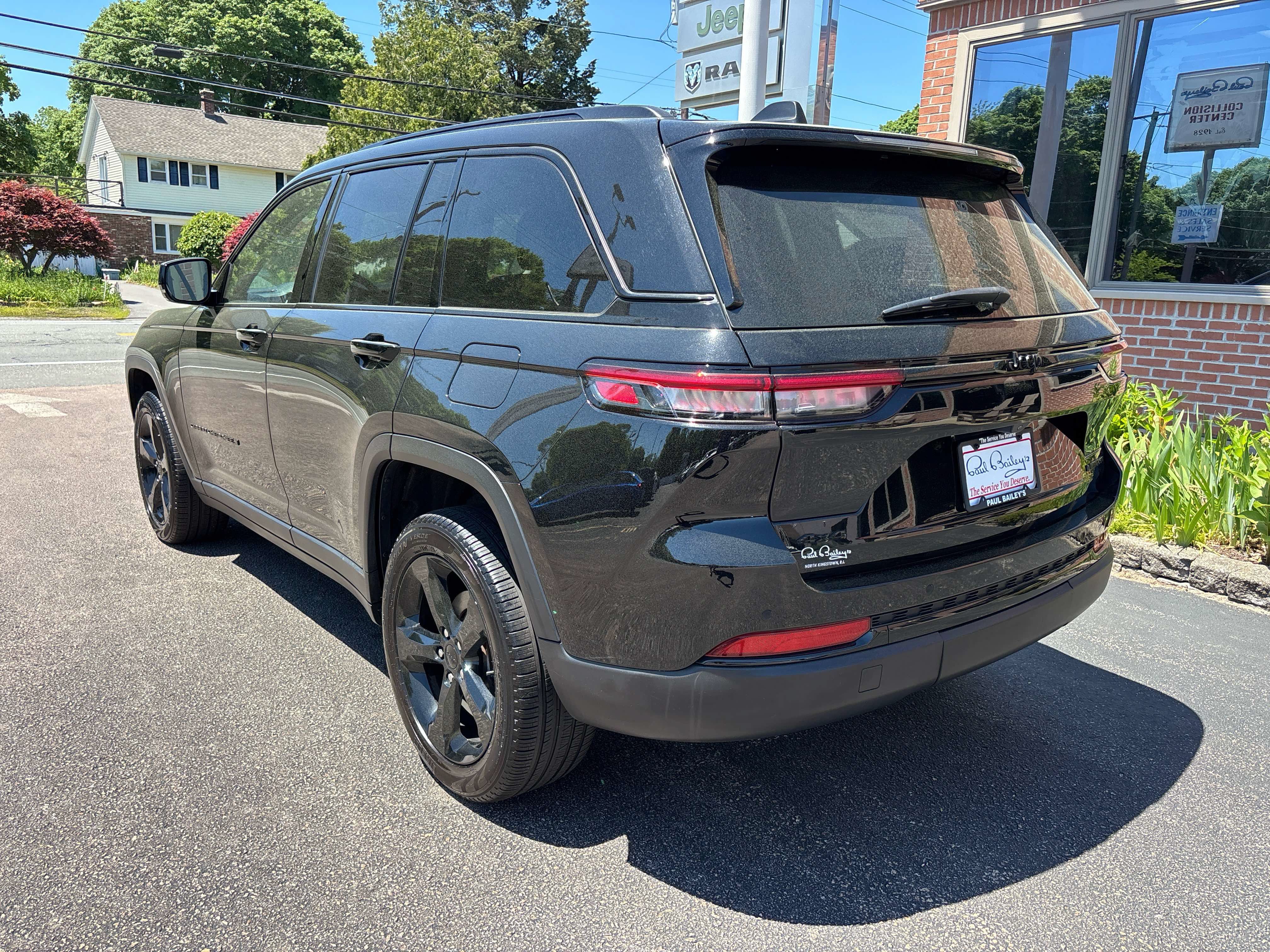 Used 2023 Jeep Grand Cherokee Limited w/ Black Appearance Package AWD/4WD image 4