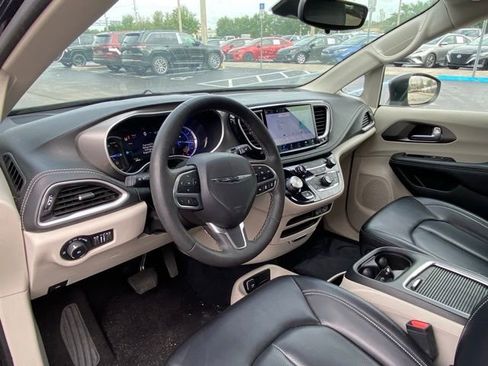 Used 2023 Chrysler Pacifica Touring-L image 13