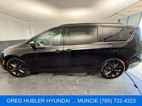 Used 2025 Chrysler Pacifica Limited FWD image 13