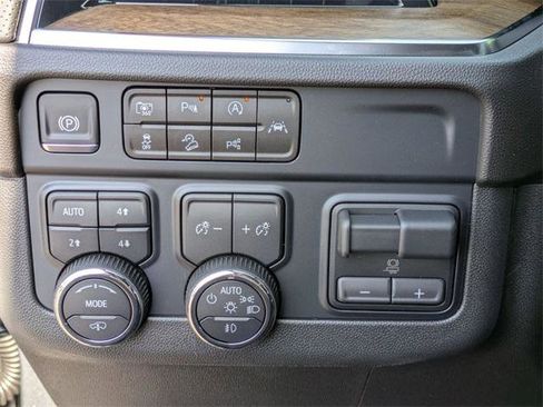 New 2025 Chevrolet Suburban High Country image 17