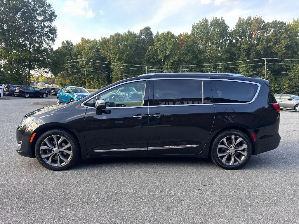 Used 2017 Chrysler Pacifica Limited w/ UConnect Theater Package FWD image 4