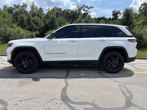 Used 2024 Jeep Grand Cherokee Limited w/ Black Appearance Package AWD/4WD image 8