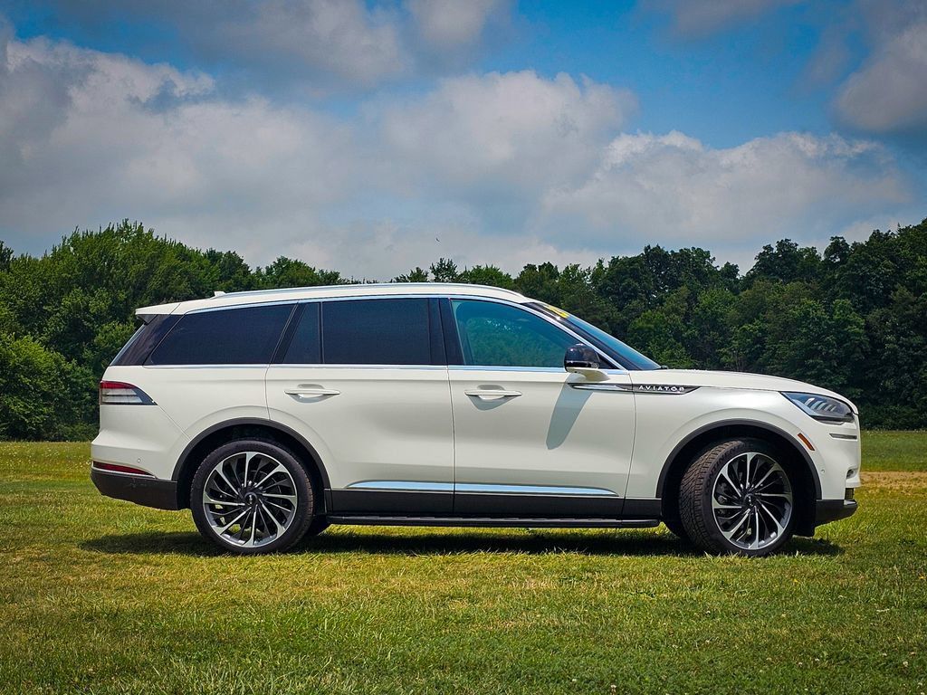 Used 2023 Lincoln Aviator Reserve w/ Equipment Group 201A AWD/4WD image 2