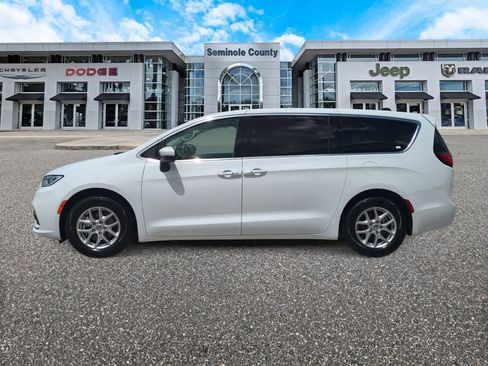Used 2023 Chrysler Pacifica Touring-L FWD image 5