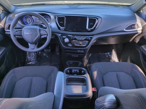 Used 2024 Chrysler Pacifica Touring image 11