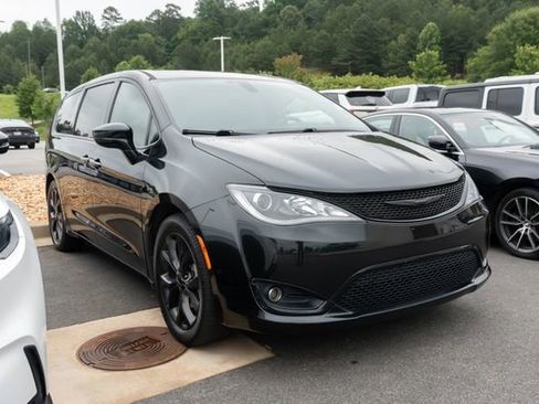 Used 2020 Chrysler Pacifica Touring w/ S Appearance Package FWD image 3