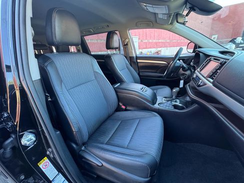 Used 2019 Toyota Highlander Plus AWD/4WD image 14