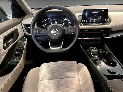 Used 2023 Nissan Rogue SV image 17