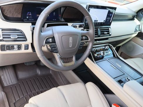 Used 2024 Lincoln Navigator Reserve image 12
