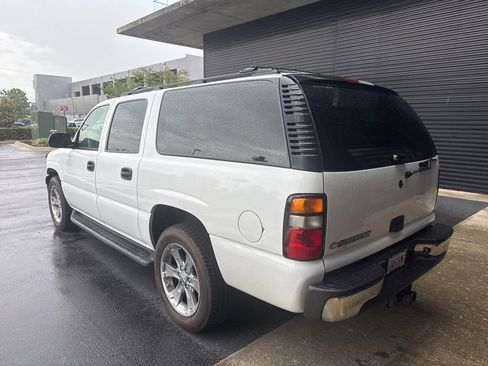 Used 2006 Chevrolet Suburban LS w/ Smart Select Package RWD image 3
