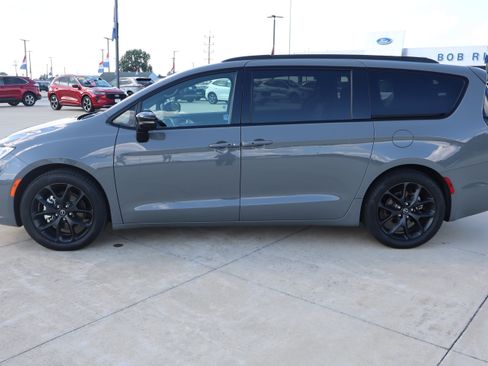 Used 2025 Chrysler Pacifica Limited FWD image 8