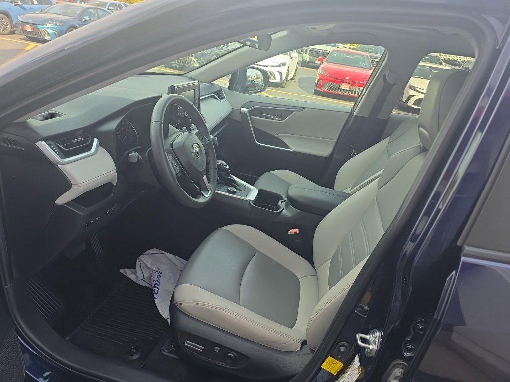Used 2022 Toyota RAV4 XLE Premium AWD/4WD image 15