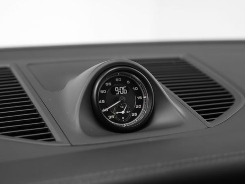 Certified 2026 Porsche Macan image 40